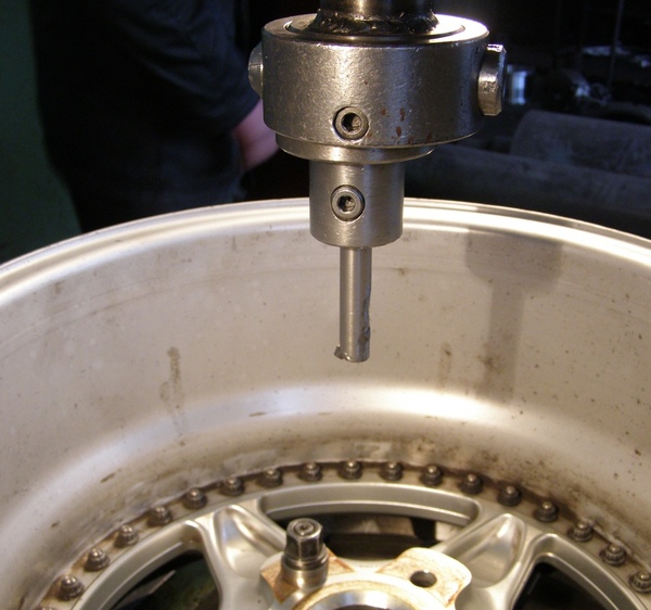 Расточка центрального отверстия колесного диска
